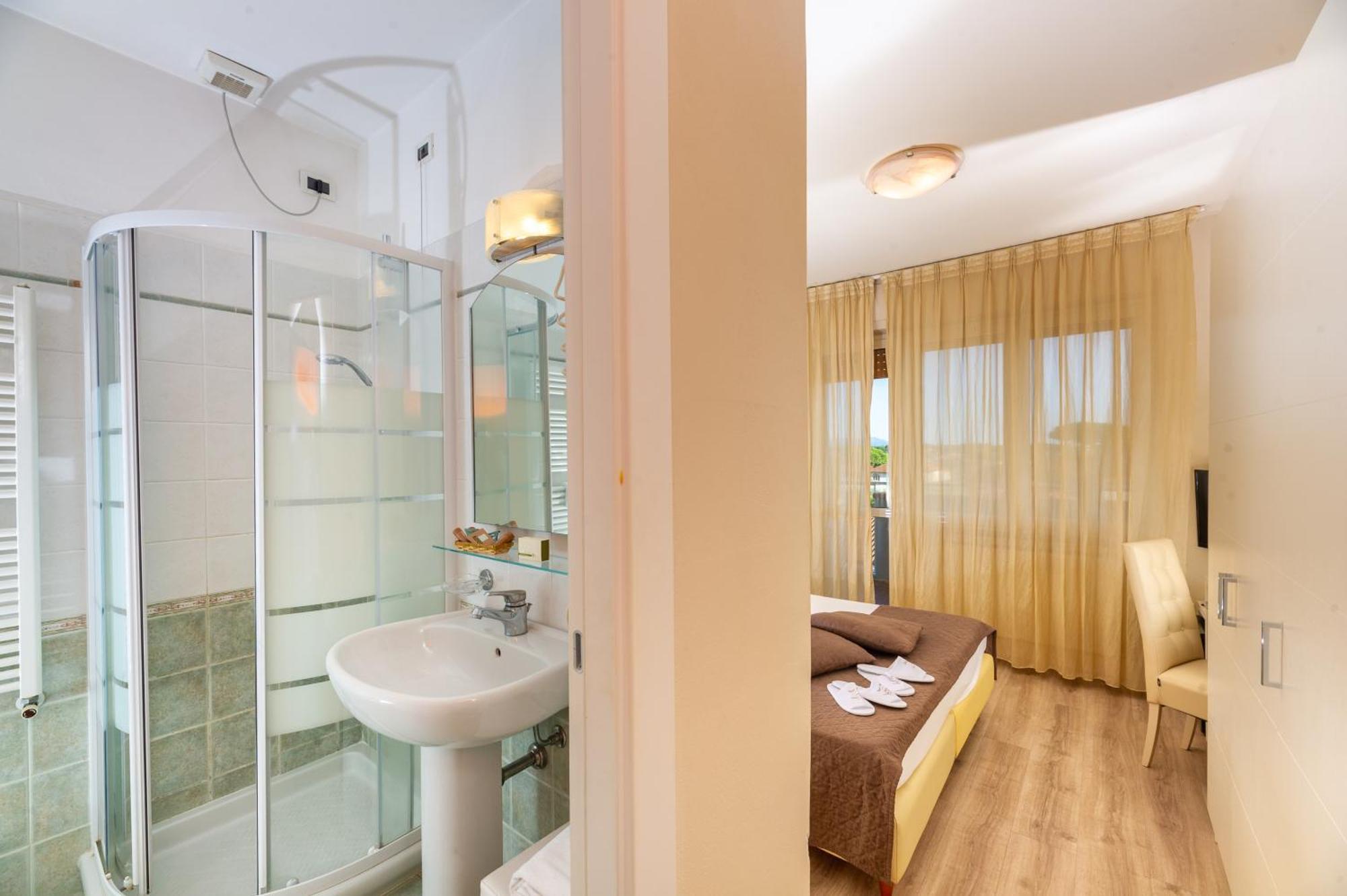 Hotel Nuova Sabrina Марина-ди-Пьетрасанта Экстерьер фото