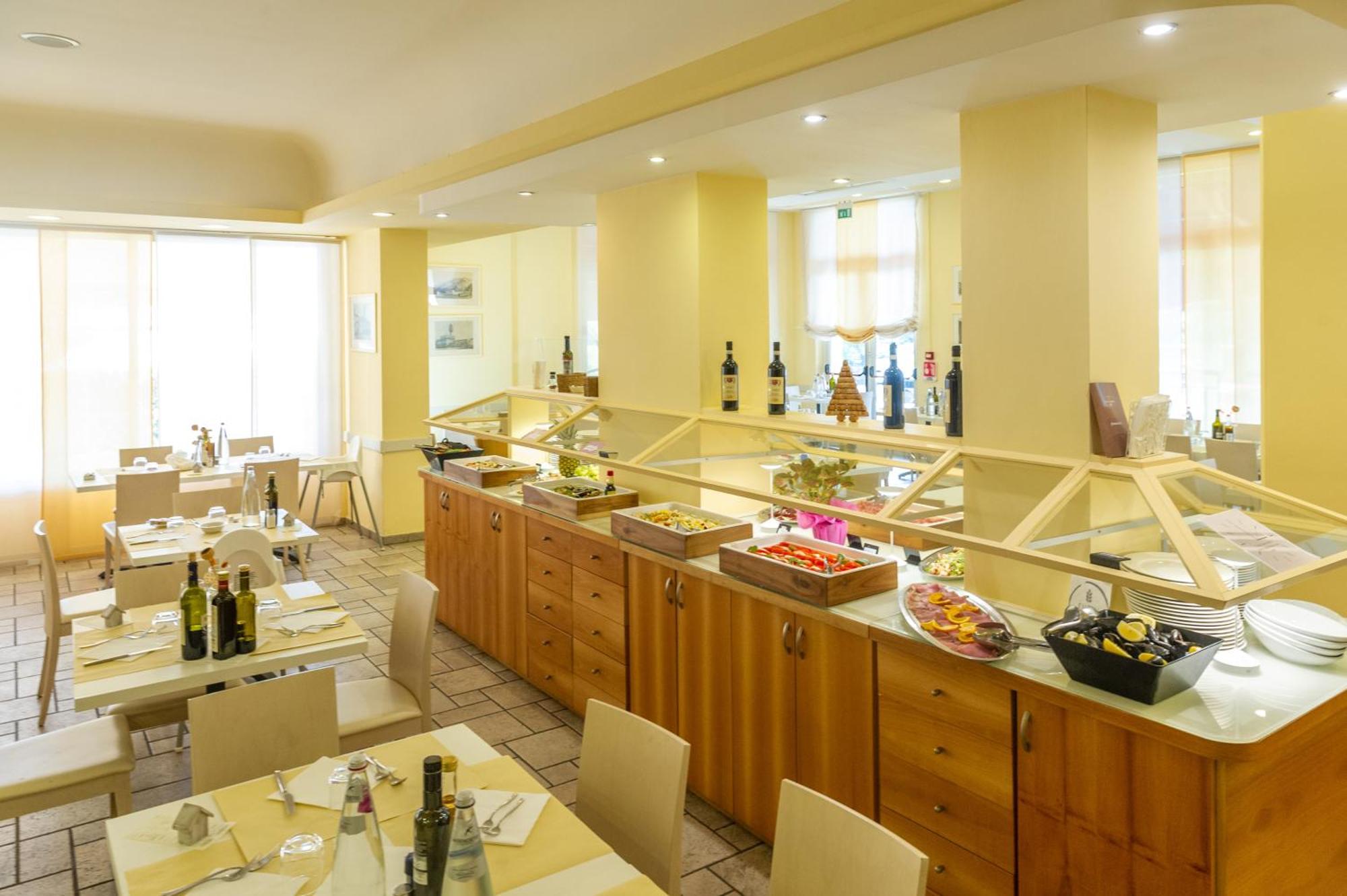 Hotel Nuova Sabrina Марина-ди-Пьетрасанта Экстерьер фото
