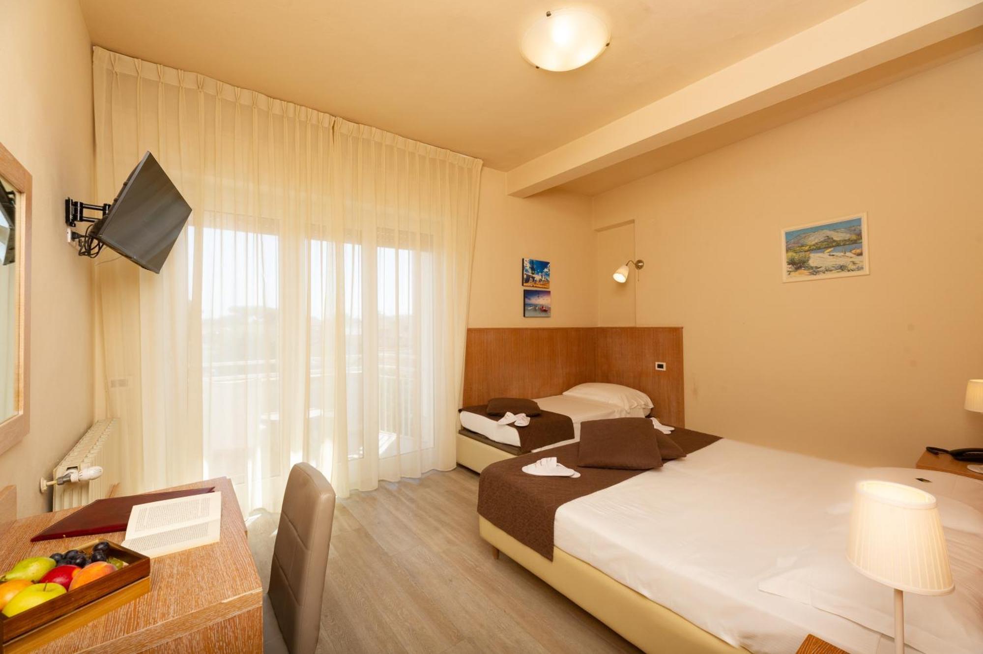 Hotel Nuova Sabrina Марина-ди-Пьетрасанта Экстерьер фото