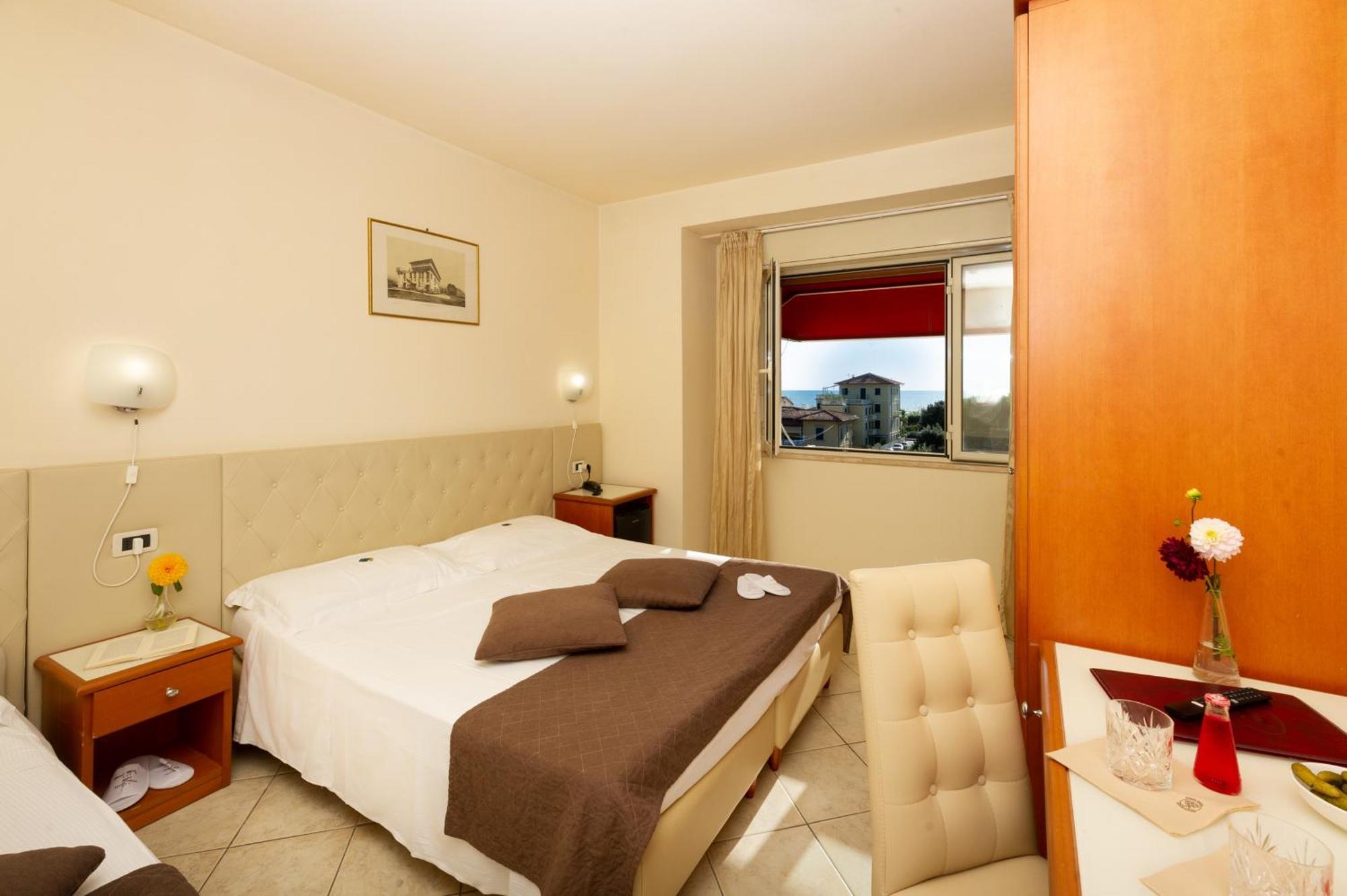 Hotel Nuova Sabrina Марина-ди-Пьетрасанта Экстерьер фото