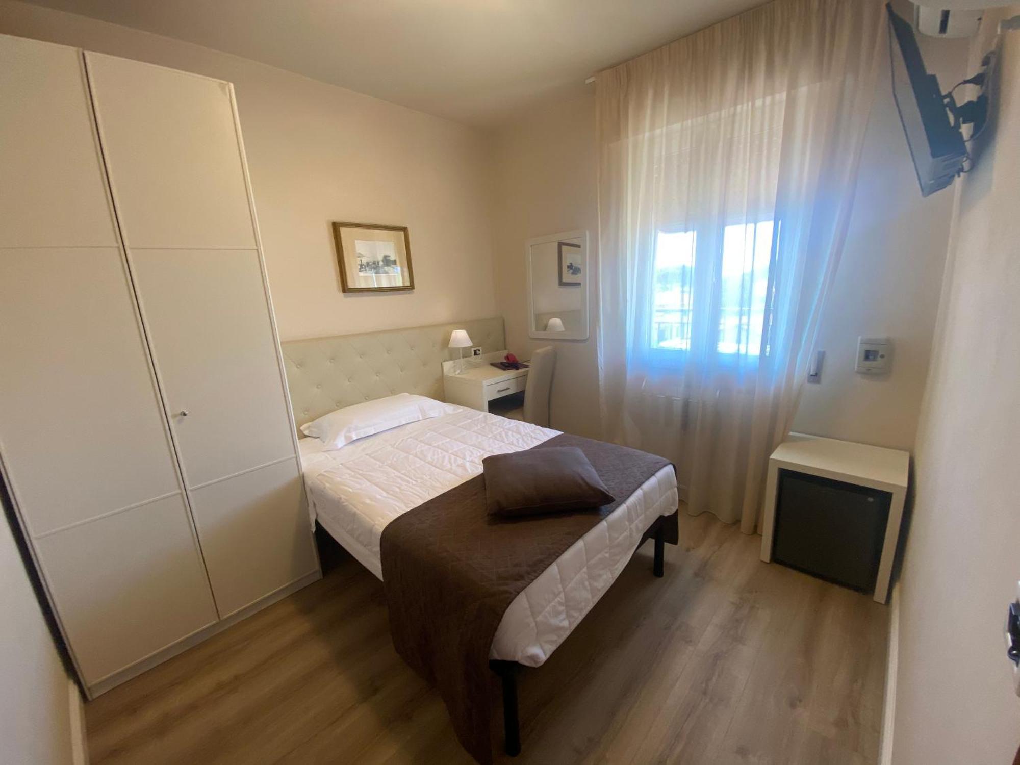 Hotel Nuova Sabrina Марина-ди-Пьетрасанта Экстерьер фото