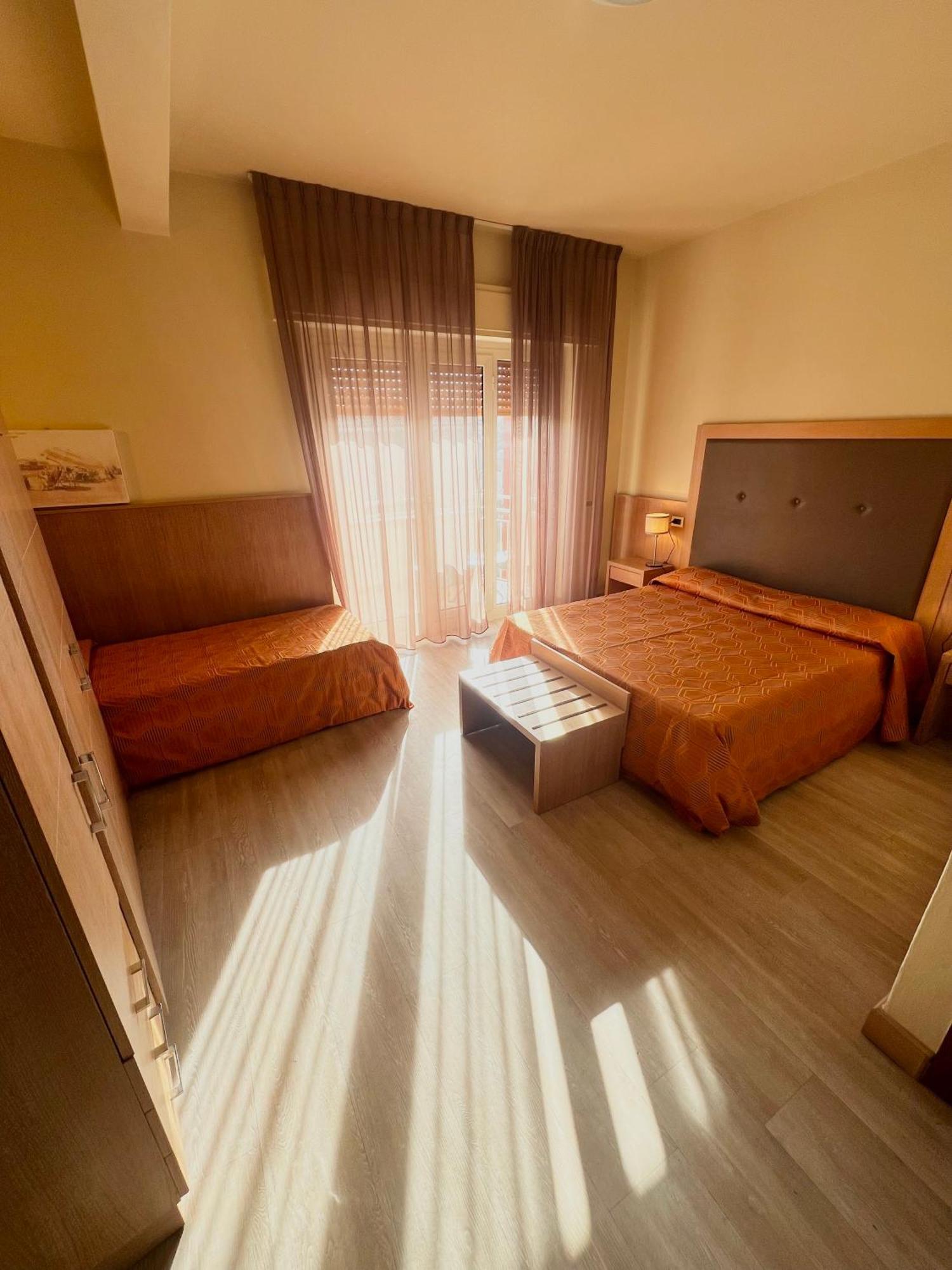 Hotel Nuova Sabrina Марина-ди-Пьетрасанта Экстерьер фото