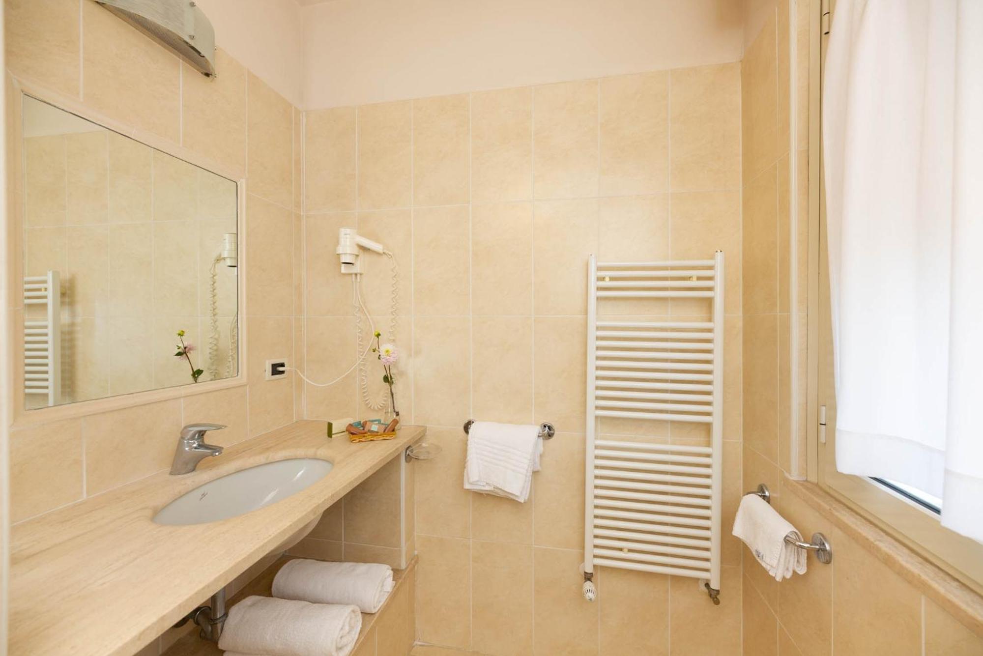 Hotel Nuova Sabrina Марина-ди-Пьетрасанта Экстерьер фото